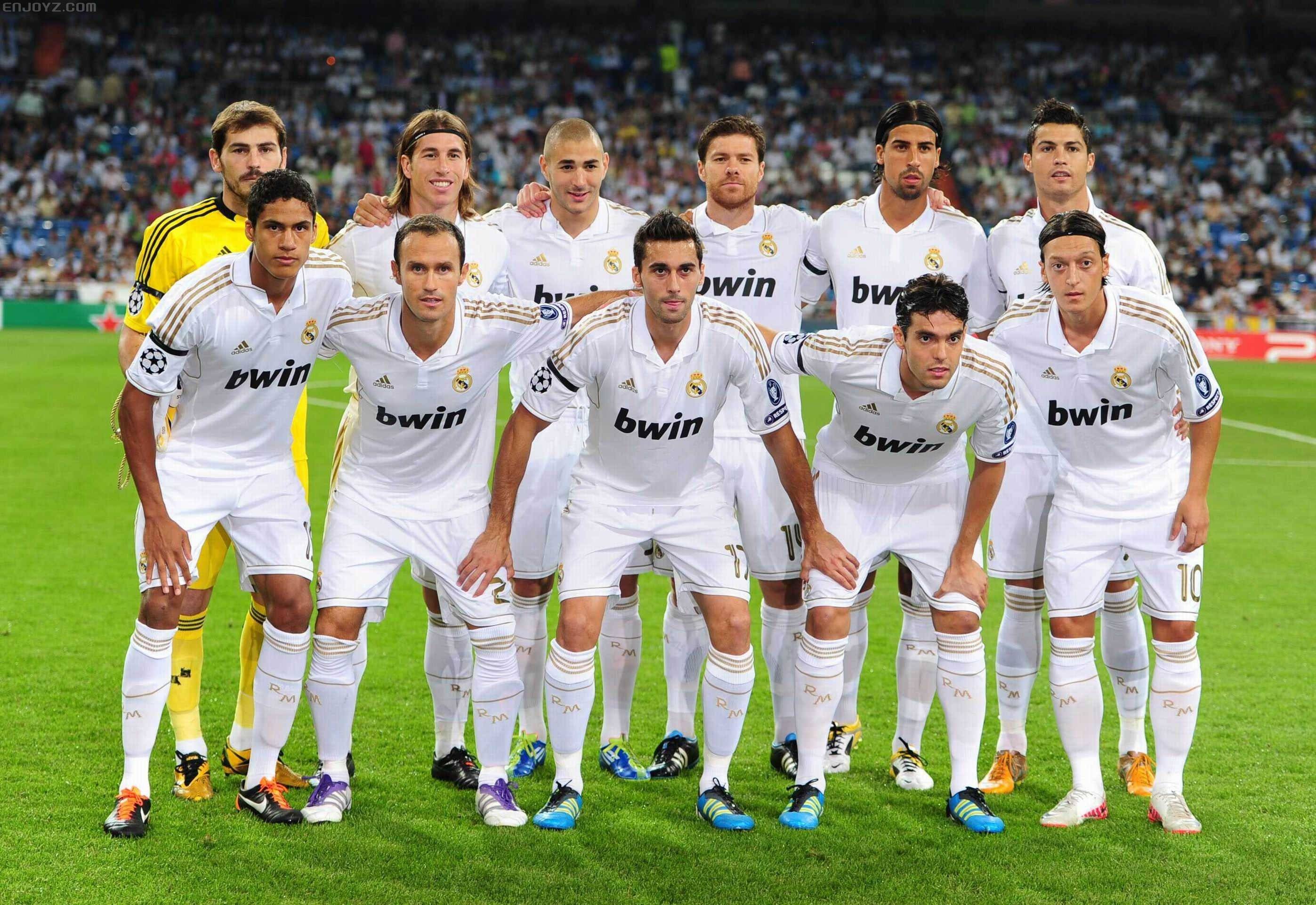 这雪有点大，欧冠赛前一名挪威记者在博德闪耀的球场边线处滑雪（欧冠赛前雪势凶猛，挪威记者在博德闪耀场边滑雪）