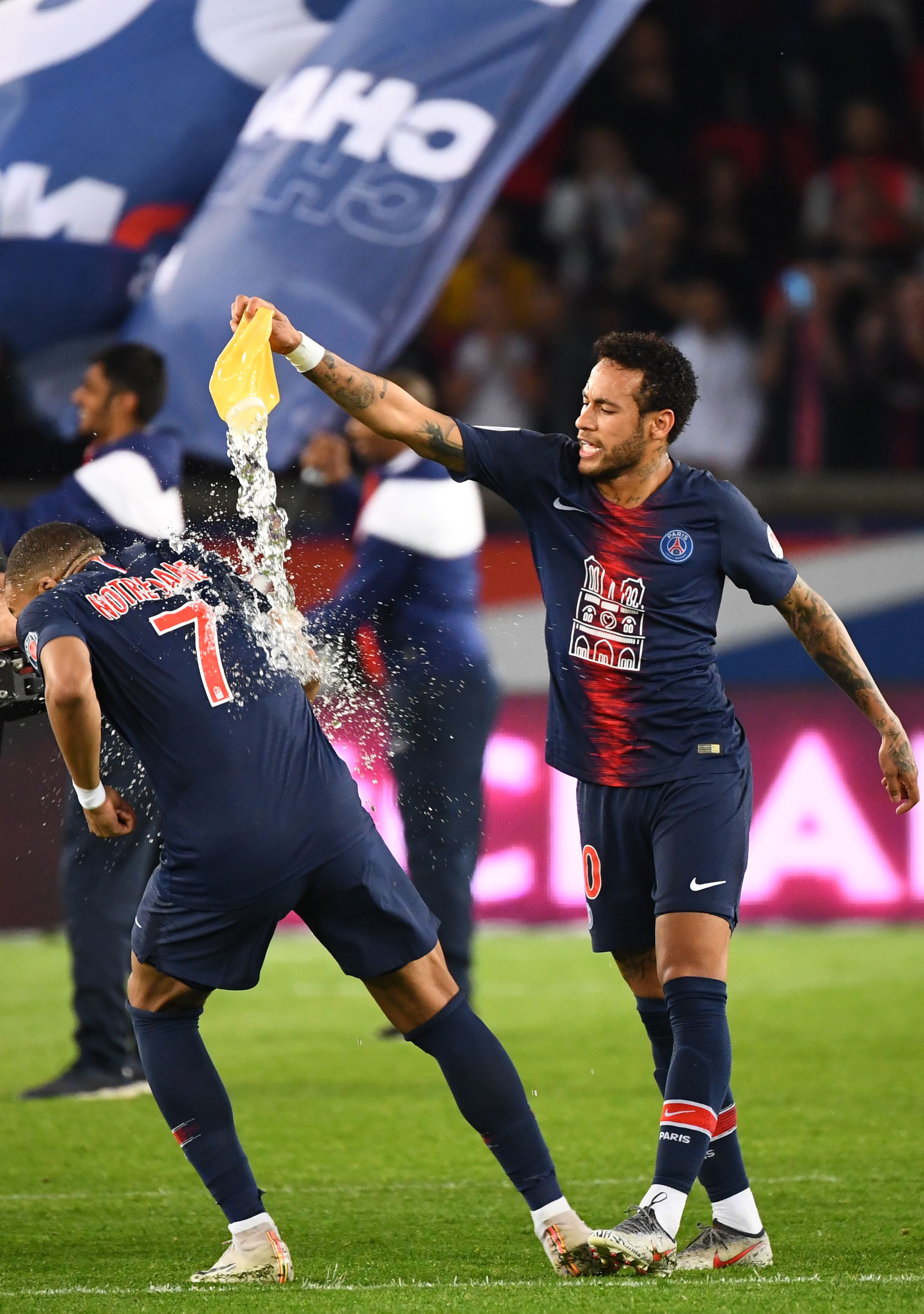 库拉索助教：人们太疯狂了！我们的岛屿太小，装不下这份喜悦（库拉索助教感叹：全民狂欢，小岛盛不下这份喜悦）