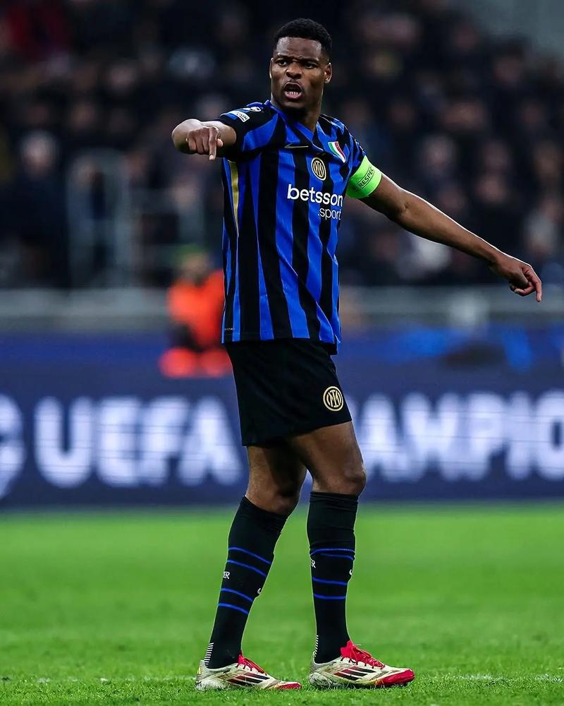 前意甲名哨谈米兰被吹进球：不存在犯规和越位，该算进的（前意甲名裁谈米兰遭判无效进球：无犯规无越位，应判进球有效）