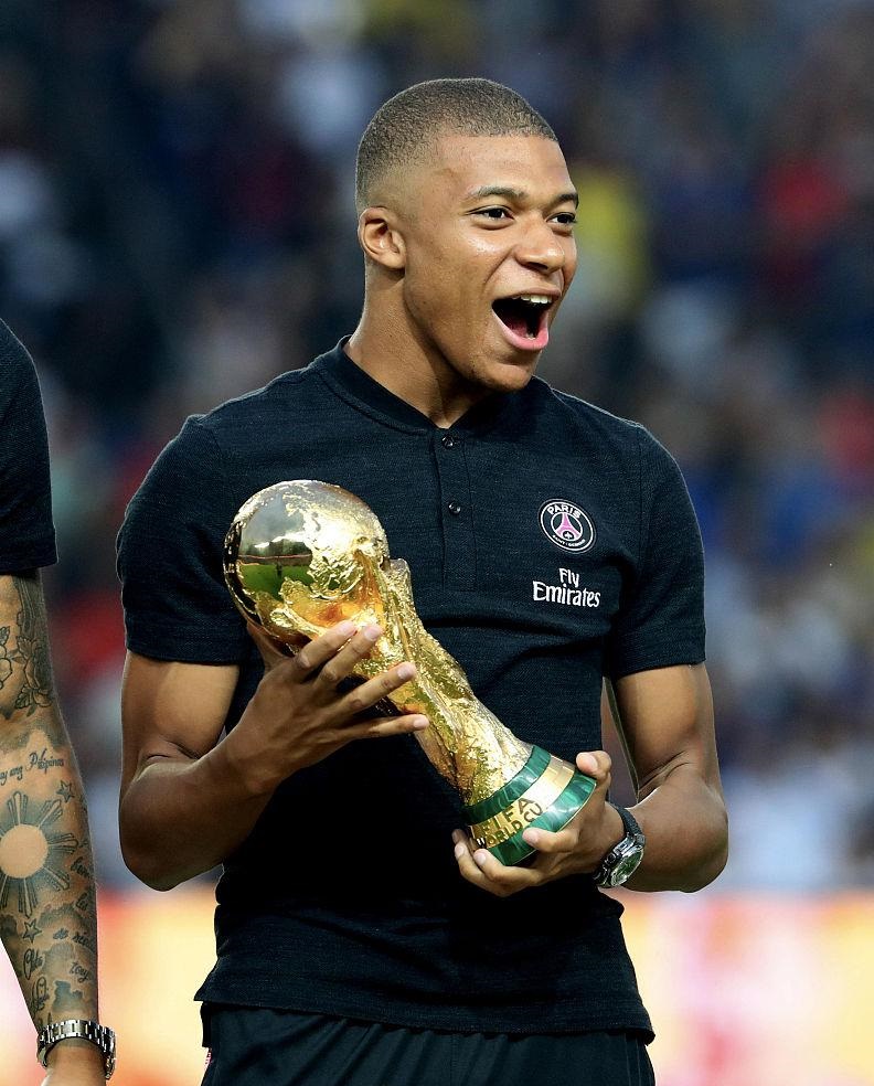 加里·内维尔：切尔西中轴线不够硬，距离赢得英超还很远（加里·内维尔：切尔西缺少强硬中轴，距离英超冠军仍有差距）