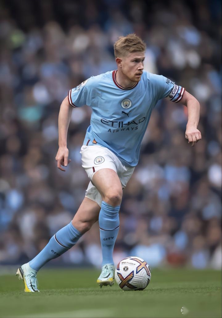 球星突破防线送出制胜球