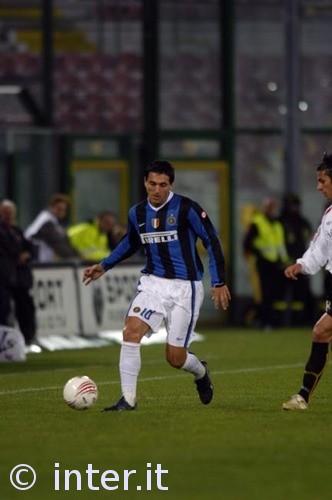 梅西因为足球改变性格！从天生内向到绝对领袖！（足球重塑梅西：从内向少年到无可争议的领袖）